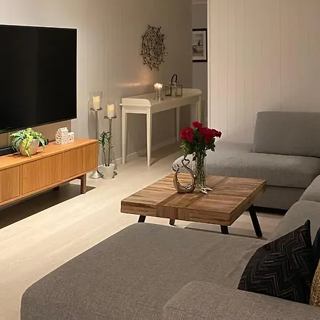 Privat Hjem I Grimstad - Naer Arendalsuka 2025 Og Dyreparken グリムスタ